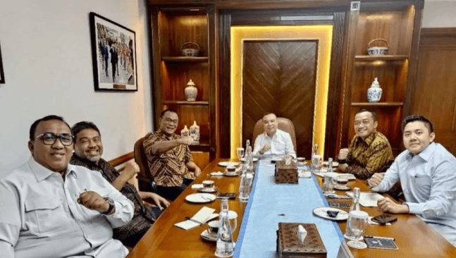 Rangkuman Politik & Ekonomi: Prabowo Hadiri May Day, Negosiasi Dagang AS, dan Langkah BKPM Usai LG Batalkan Investasi