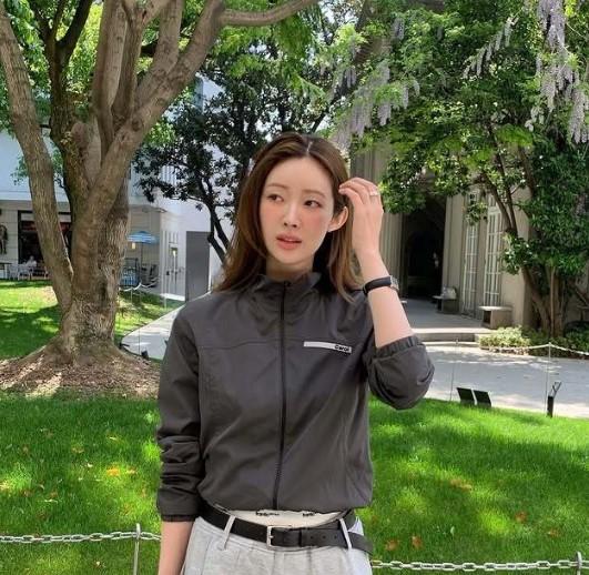 Cha Jeong-won Tampil Santai dan Modis di Shanghai dengan Paduan Gaya Kasual Elegan