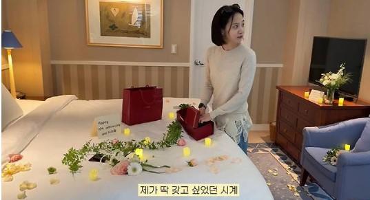 Yoon Seung-ah Ungkap Barang Favorit dan Hadiah Spesial dari Suami di YouTube