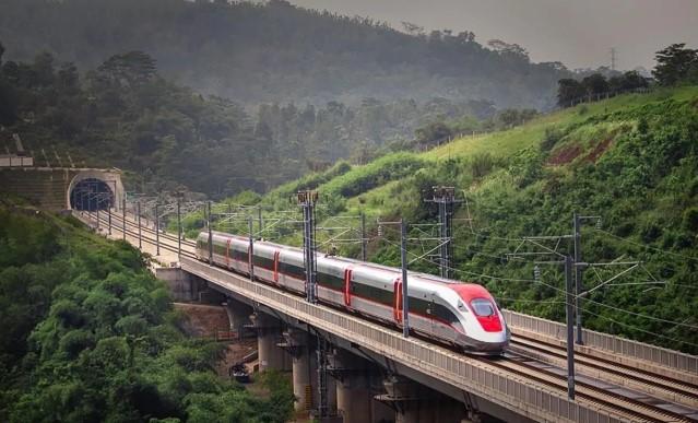 KCIC Catat 32 Gangguan Kereta Cepat Whoosh Akibat Benang Layangan