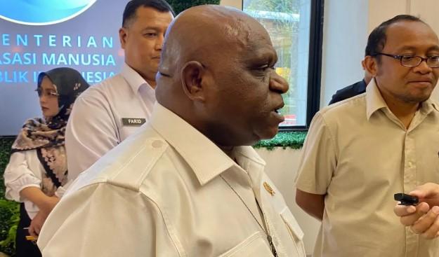 Natalius Pigai Dukung Revisi UU Ormas untuk Majukan Demokrasi Indonesia