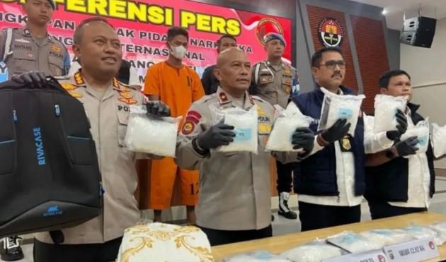 Polda Riau Tangkap Kurir Sabu 12,82 Kg Tujuan Surabaya, Jaringan Malaysia Masih Diburu