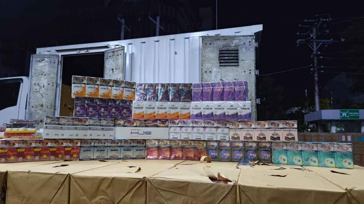 Penindakan 1,48 Juta Batang Rokok Ilegal dalam Truk Ikan Asin di Jalan Raya Semarang-Kendal