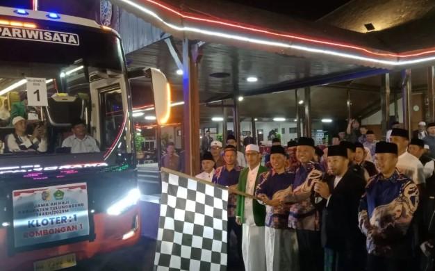 JCH Tulungagung Diberangkatkan ke Asrama Haji Surabaya, 16 Orang Tertunda Berangkat