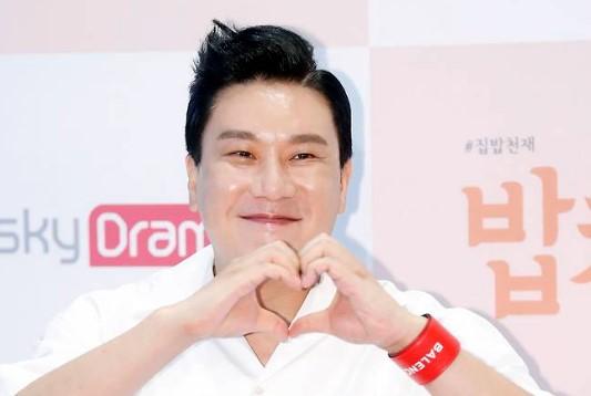 Lee Sang-min Resmi Menikah dengan Wanita Non-selebriti, Kabar Diumumkan Lewat Surat Tangan