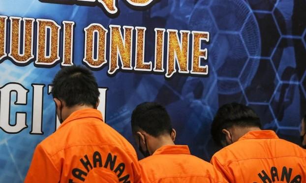 Penyerahan Tersangka Judi Online dan Barang Bukti ke Jampidum