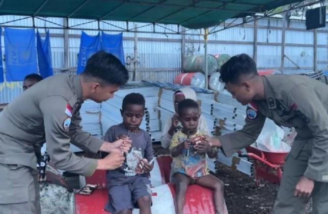Satgas Damai Cartenz Pererat Hubungan dengan Anak-anak Papua Lewat Aksi Humanis