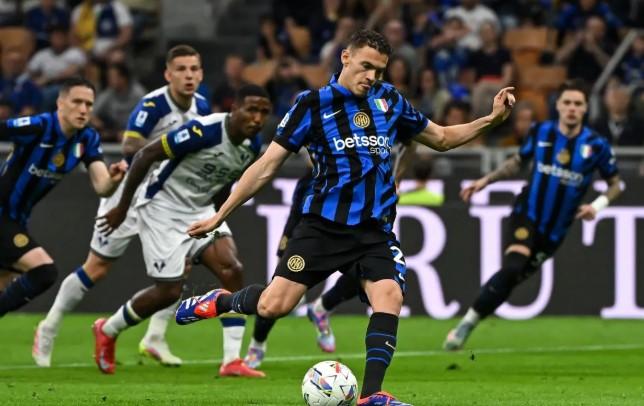 Penalti Asllani Antar Inter Milan Bungkam Verona, Perebutan Puncak Klasemen Makin Ketat