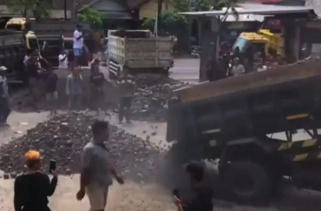 Polisi Ingatkan Sopir Dum Truck Tak Blokade Jalan Negara, Pemkab Sebut Kenaikan Retribusi Sudah Disepakati Pengusaha