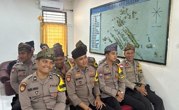 Polres Lingga Tegaskan Bhabinkamtibmas Wajib Hormati Kearifan Lokal, Gunakan Tanjak Saat Bertugas