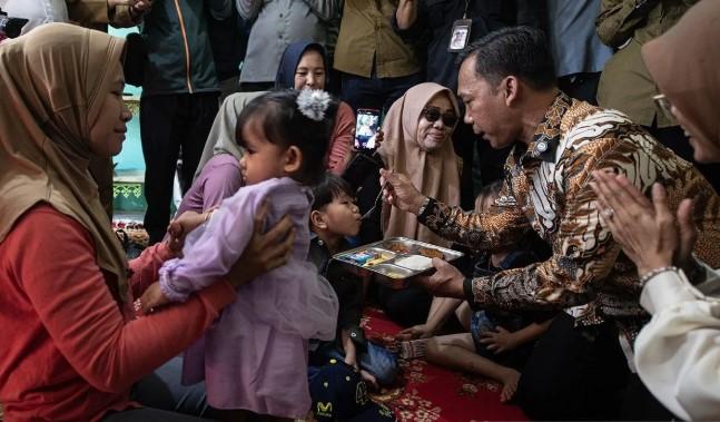 Menteri Wihaji Tinjau Distribusi Makanan Bergizi Gratis untuk Ibu Hamil di Tangerang