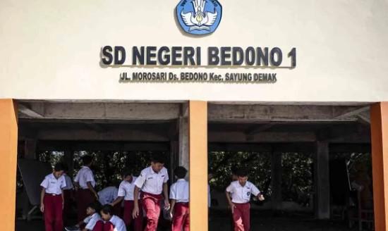 Ruang Kelas Terkunci, Siswa SD di Kendal Terpaksa Belajar di Kolong Bangunan