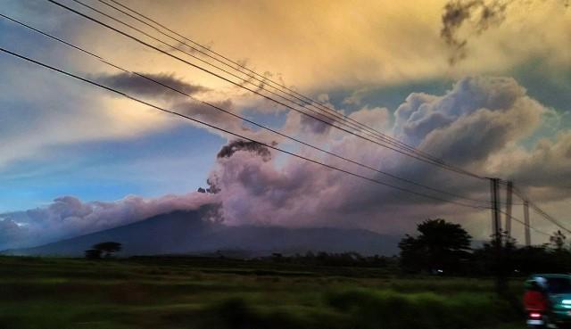 Erupsi Gunung Marapi Lontarkan Abu ke Utara, Masyarakat Diminta Waspada