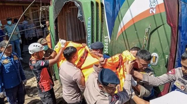 Bus Terguling di Turunan Bukit Surungan, Puluhan Penumpang Luka-Luka