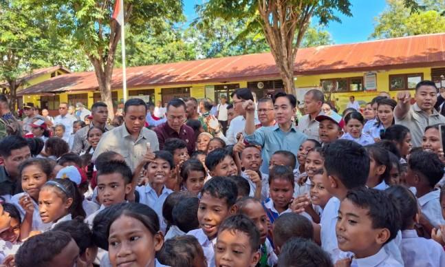 Wapres Gibran Kunjungi SDI Kaniti, Serahkan Bantuan Pendidikan dan Laptop untuk Sekolah