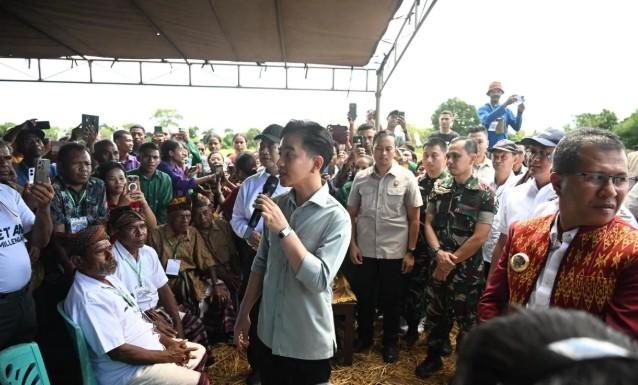 Gibran Salurkan Bantuan Alsintan di Kupang, Petani Sampaikan Keluhan soal Air dan Harga Pangan