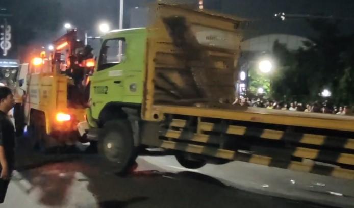 Kecelakaan Maut Libatkan Truk Bermuatan Kertas di Persimpangan MT Haryono