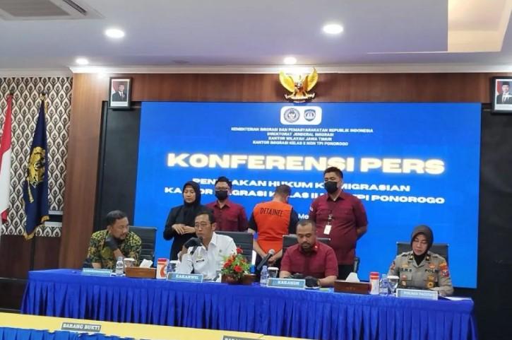 WNA Irak Dideportasi Usai Diketahui Tinggal Ilegal dan Jadi Korban Penipuan di Pacitan