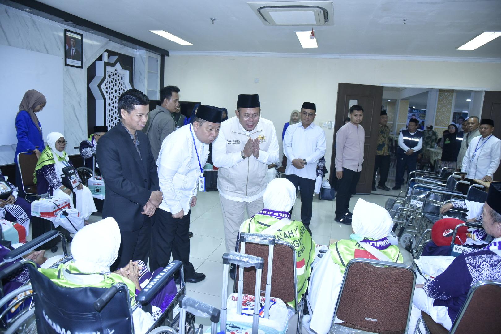 Cucun Pastikan Pelepasan Calon Jemaah Haji Embarkasi Banjarmasin Berjalan Lancar dan Efisien