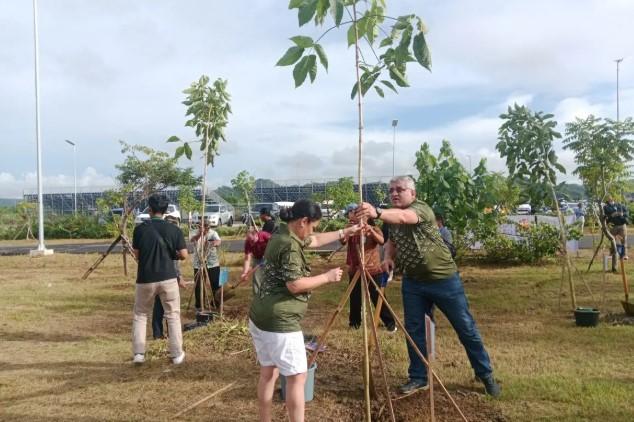 Delegasi Internasional Tanam Pohon di Sirkuit Mandalika, Dukung Pariwisata Hijau NTB