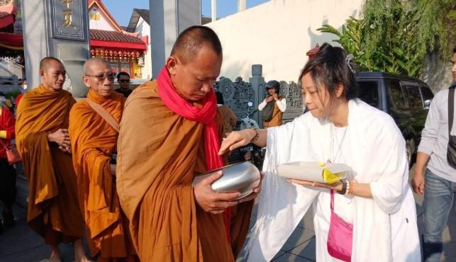 Puluhan Biksu Lakukan Pindapata di Kota Magelang