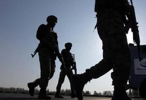 Cek Fakta: Video Tentara India Kibarkan Bendera Putih ke Pakistan Ternyata Hoaks