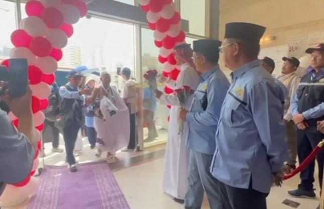 Haru dan Bahagia Iringi Kedatangan Jamaah Haji Kloter 1 di Makkah