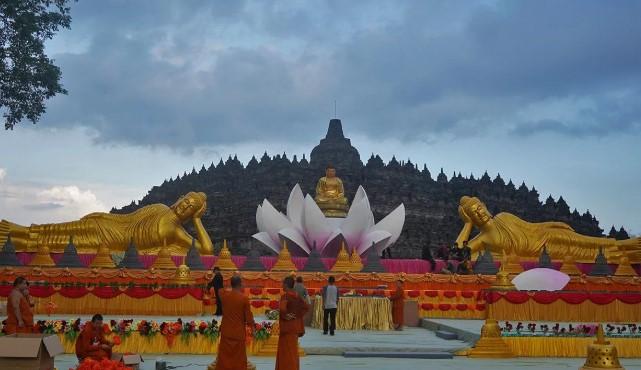Persiapan Altar Utama Puncak Tri Suci Waisak Dimulai di Candi Borobudur