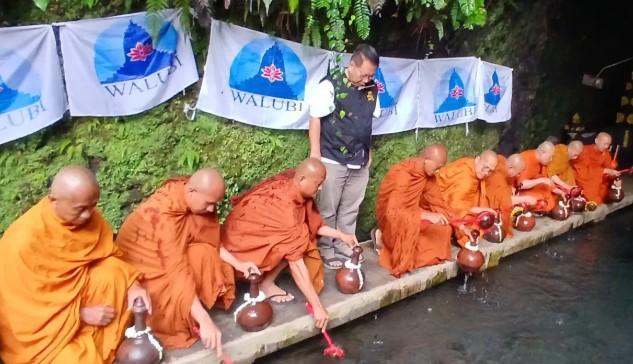 Para Biksu Ambil Air Berkah di Jumprit untuk Waisak di Borobudur