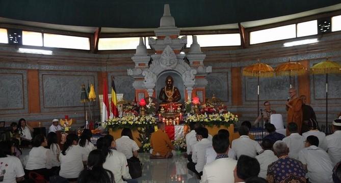 Umat Buddha Gelar Puja Bakti Waisak di Wihara Arya Dwipa Arama, Refleksikan Kedamaian dan Kebijaksanaan