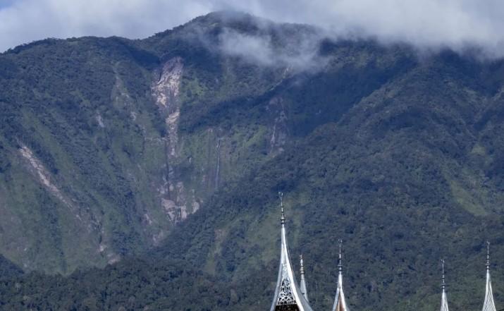 Gunung Marapi Alami Tujuh Erupsi, Kolom Abu Capai 1 Kilometer
