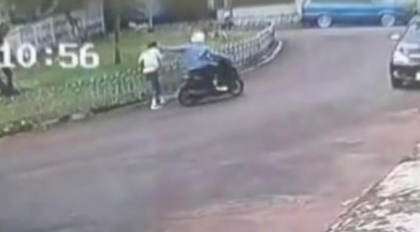 Detik-Detik Penjambretan Ibu Didiet Maulana di Jaksel: Terekam Kamera Saat Jalan Sendirian