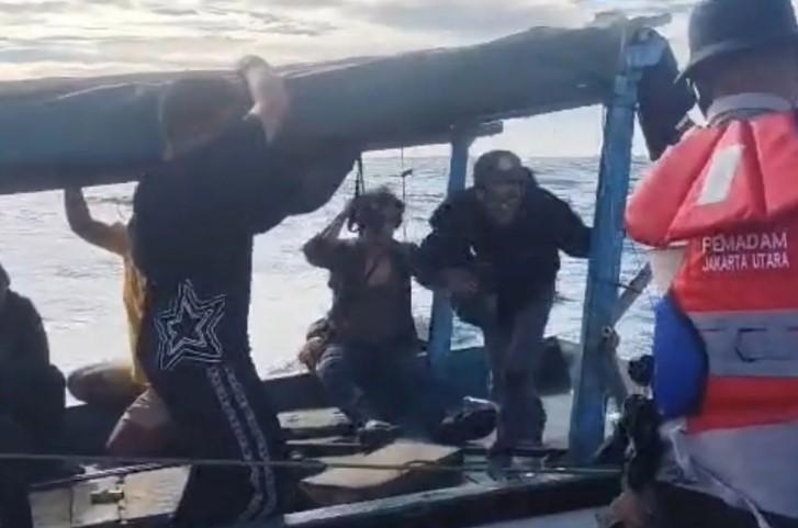 Kapal Penumpang Rusak di Jalur Kargo Internasional, Gulkarmat Evakuasi 8 Penumpang di Perairan Pulau Tikus