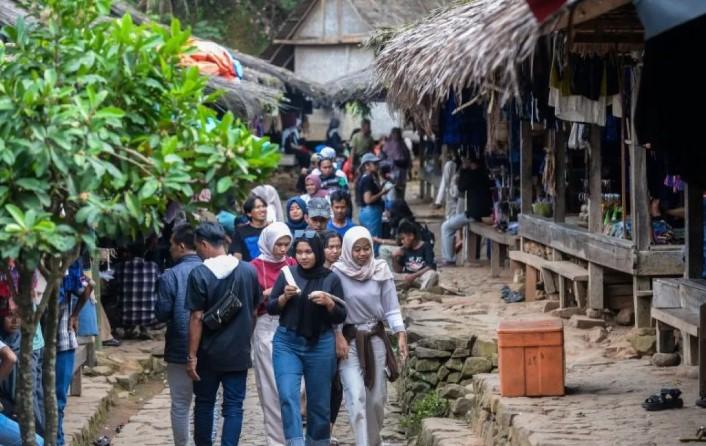 Ribuan Pengunjung Padati Saba Budaya Badui di Lebak, Perajin Raup Untung dari Produk Tradisional