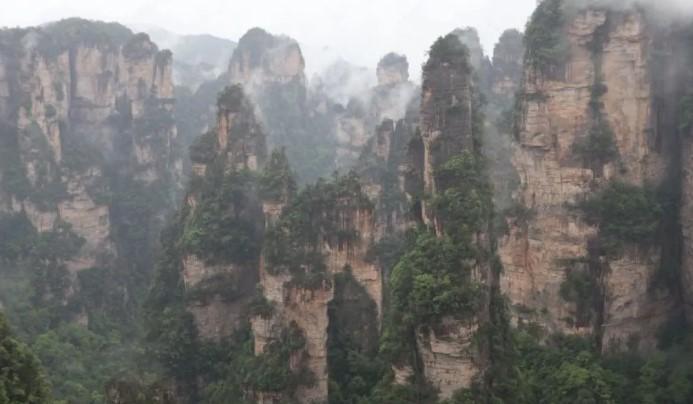 Terbuai di Puncak Gunung Avatar, Pesona Zhangjiajie yang Menakjubkan di Tengah Kabut Hunan