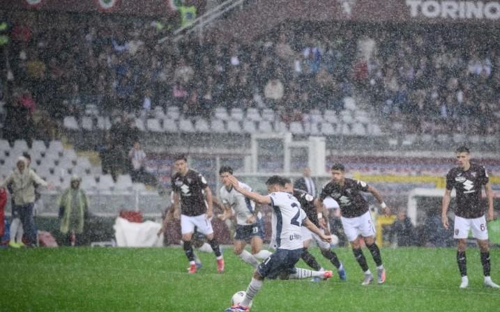 Inter Milan Kalahkan Torino Lewat Gol Zalewski dan Penalti Asllani, Tempel Ketat Napoli di Puncak