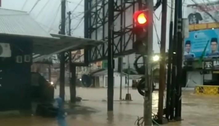 Tiga Rumah Tertimbun Longsor Akibat Hujan Deras di Samarinda, Empat Warga Diduga Masih Terjebak
