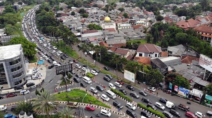 Jalur Puncak Bogor Padat Saat Libur Waisak, Polisi Terapkan Sistem Satu Arah untuk Atasi Kemacetan