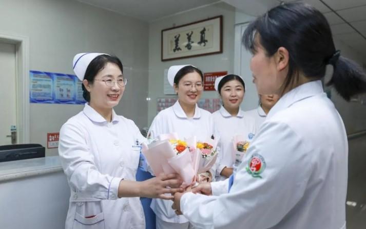 Potret Perayaan Hari Perawat Internasional di China: Bunga, Lomba, dan Apresiasi