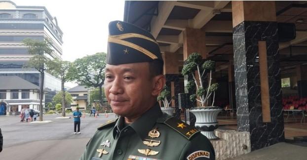 TNI AD Bantu Pemakaman Warga Tewas Korban Ledakan Amunisi di Garut