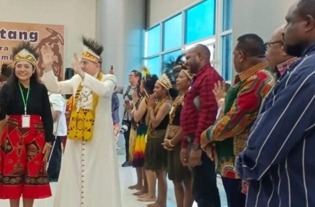 Dubes Vatikan Mgr. Piero Tiba di Timika, Disambut Meriah dan Akan Tahbiskan Uskup Baru