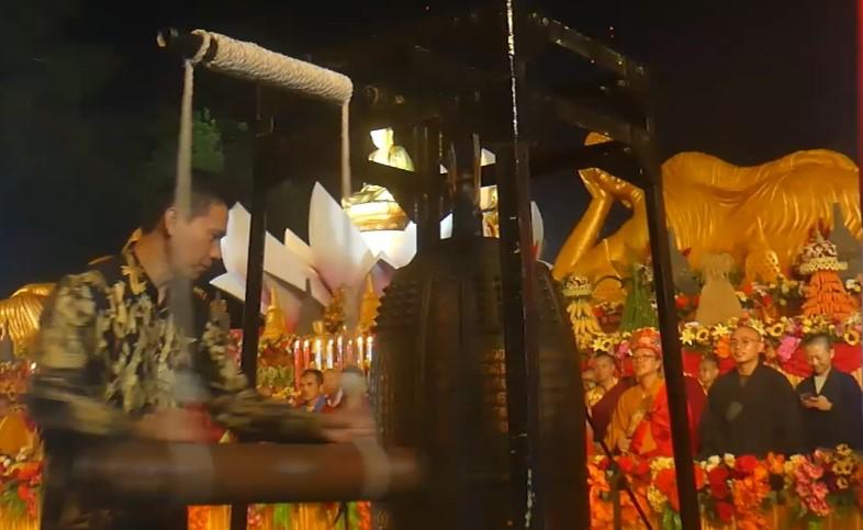 Gong Waisak Bergema di Borobudur, Ribuan Umat Doakan Perdamaian Dunia di Tengah Konflik Global