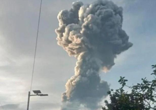 Gunung Kanlaon di Filipina Erupsi, Abu Menjulang 3.000 Meter dan Vegetasi Terbakar