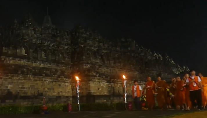 Prosesi Pradaksina Tutup Rangkaian Perayaan Waisak 2569 BE di Borobudur