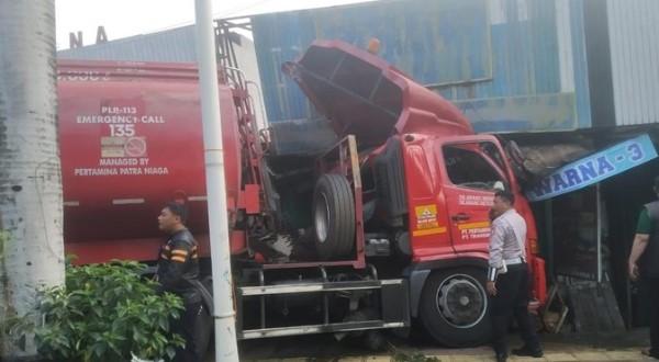 Truk Pertamina Tabrak Ruko di Cakung, Sopir Diduga Hindari Sepeda Motor