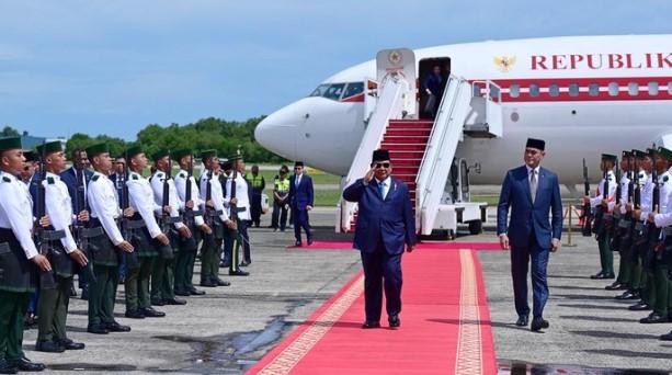 Prabowo Disambut Jajar Kehormatan di Brunei, Terima Bintang Kebesaran dari Sultan