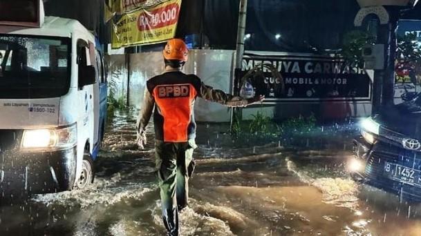 Banjir Kolong Tol Meruya Surut, Lalu Lintas Kembali Normal Setelah Hujan Deras