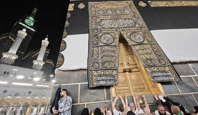 Kakbah Dipasangi Kain Ihram, Tanda Dimulainya Musim Haji 1446 H