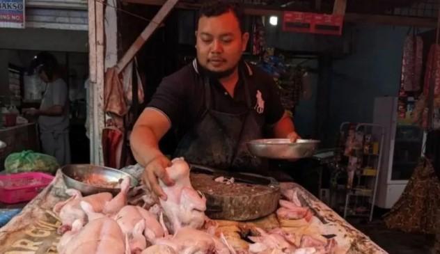 Bapanas Catat Harga Ayam dan Beras Naik, Bawang Merah Turun
