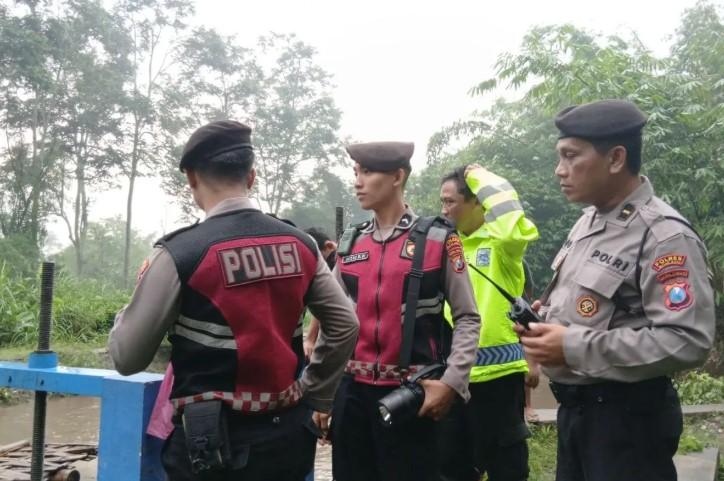 Balita Diduga Hanyut Saat Bermain di Saluran Air, Polisi dan Warga Lakukan Pencarian